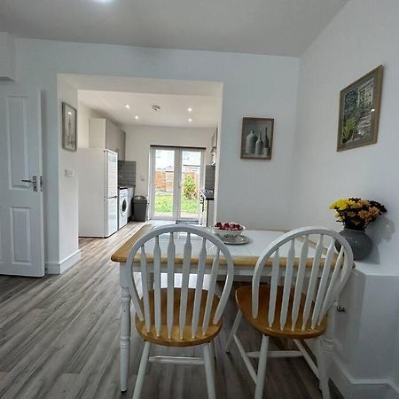 Bali Bliss Garden Flat With Parking Appartement Enfield Buitenkant foto