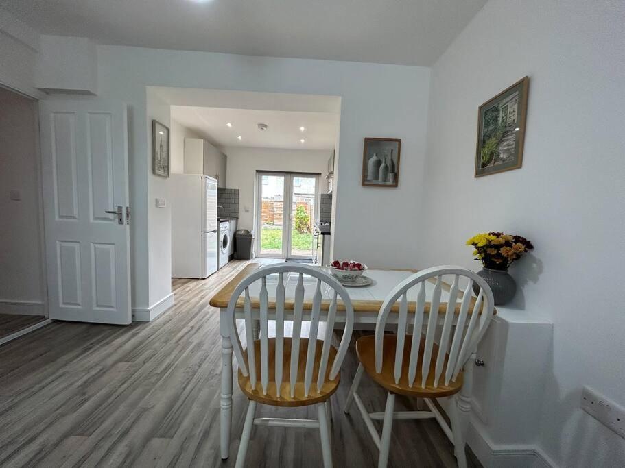 Bali Bliss Garden Flat With Parking Appartement Enfield Buitenkant foto
