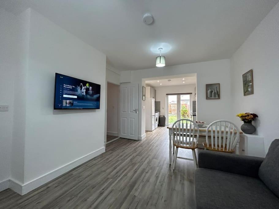 Bali Bliss Garden Flat With Parking Appartement Enfield Buitenkant foto