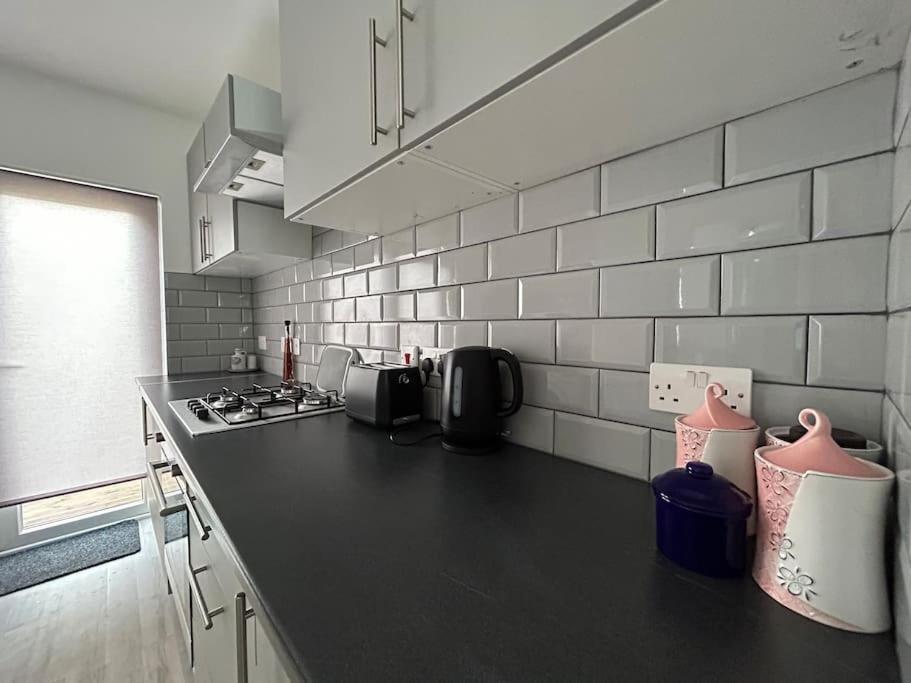 Bali Bliss Garden Flat With Parking Appartement Enfield Buitenkant foto